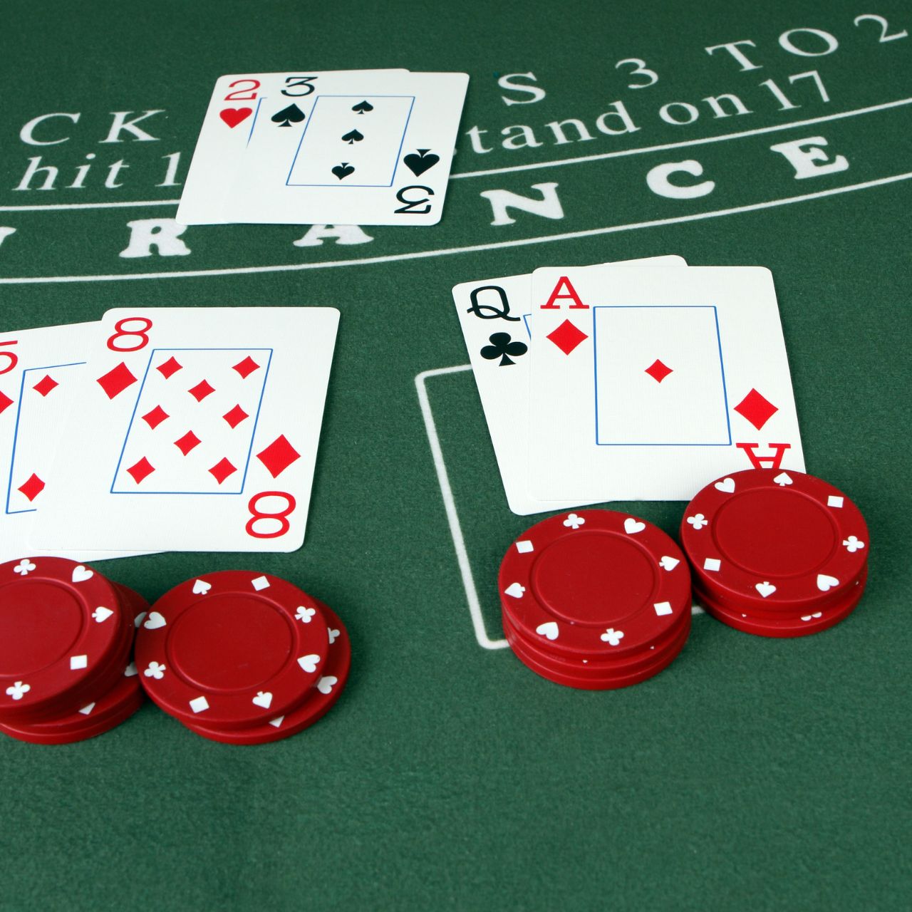 21 點係線上娛樂城與實體賭場都極度盛行嘅紙牌遊戲。玩家需與莊家比點數，接近 21 而唔爆牌即可獲勝。