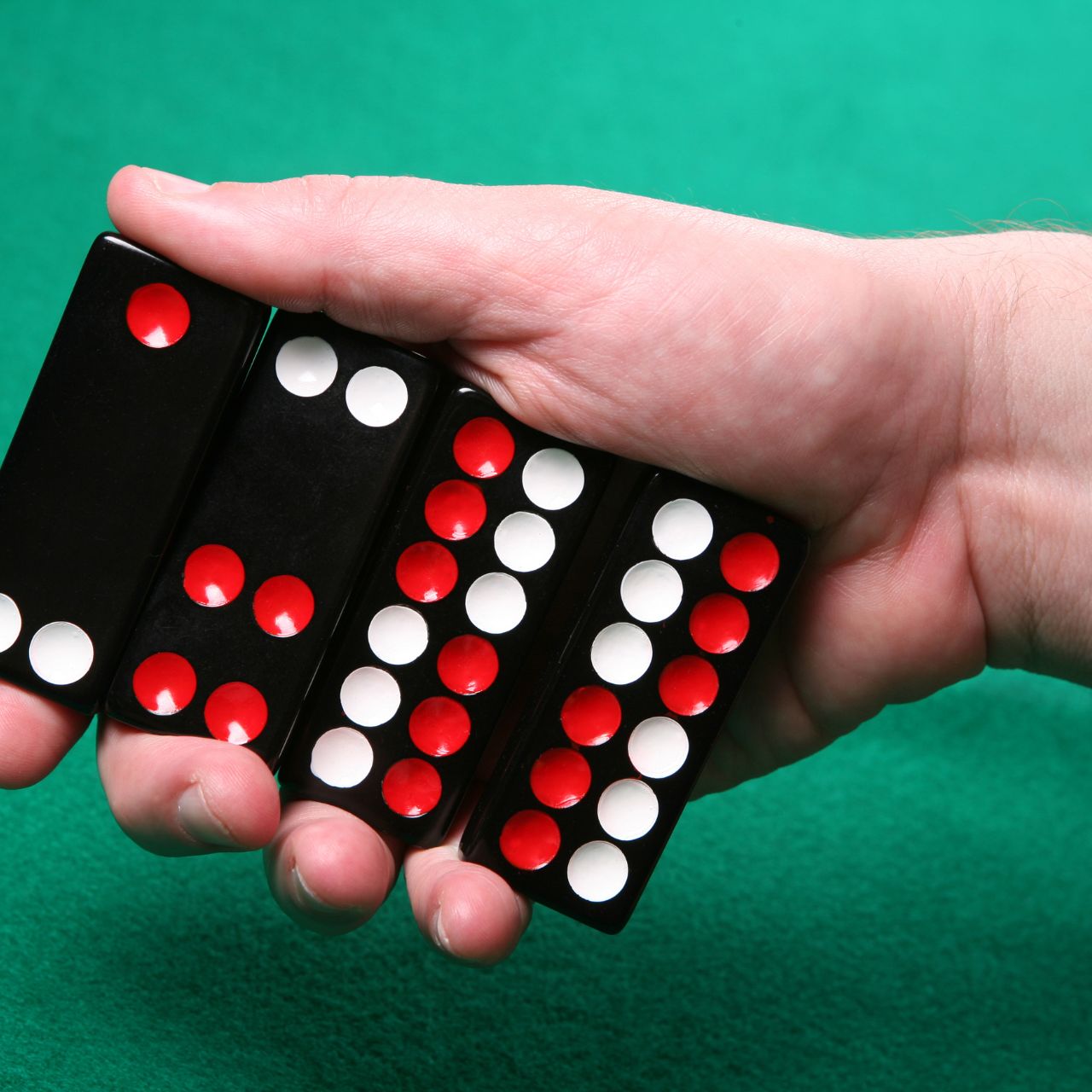 牌九使用中國傳統的骨牌，玩法由莊家與玩家比「天牌」、「地牌」組合，適合喜歡策略的賭場遊戲。