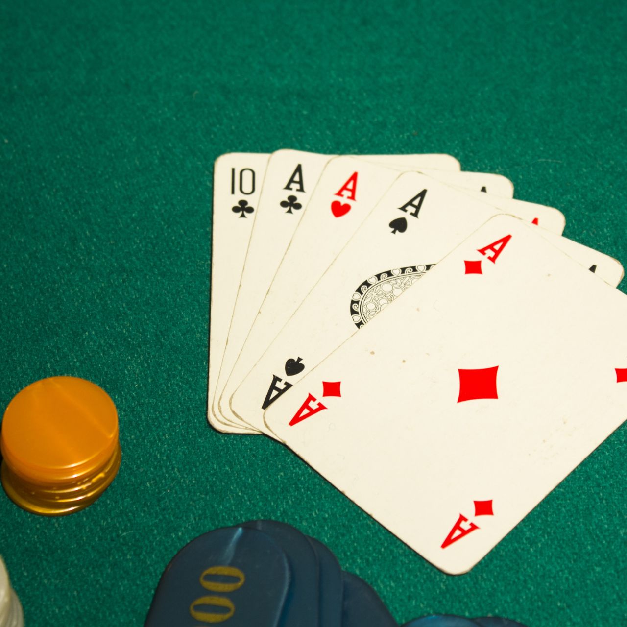 牛牛（又稱牛牛牌）係香港及華語線上娛樂城非常受歡迎嘅賭博遊戲，以五張牌配牌成牛型決勝。