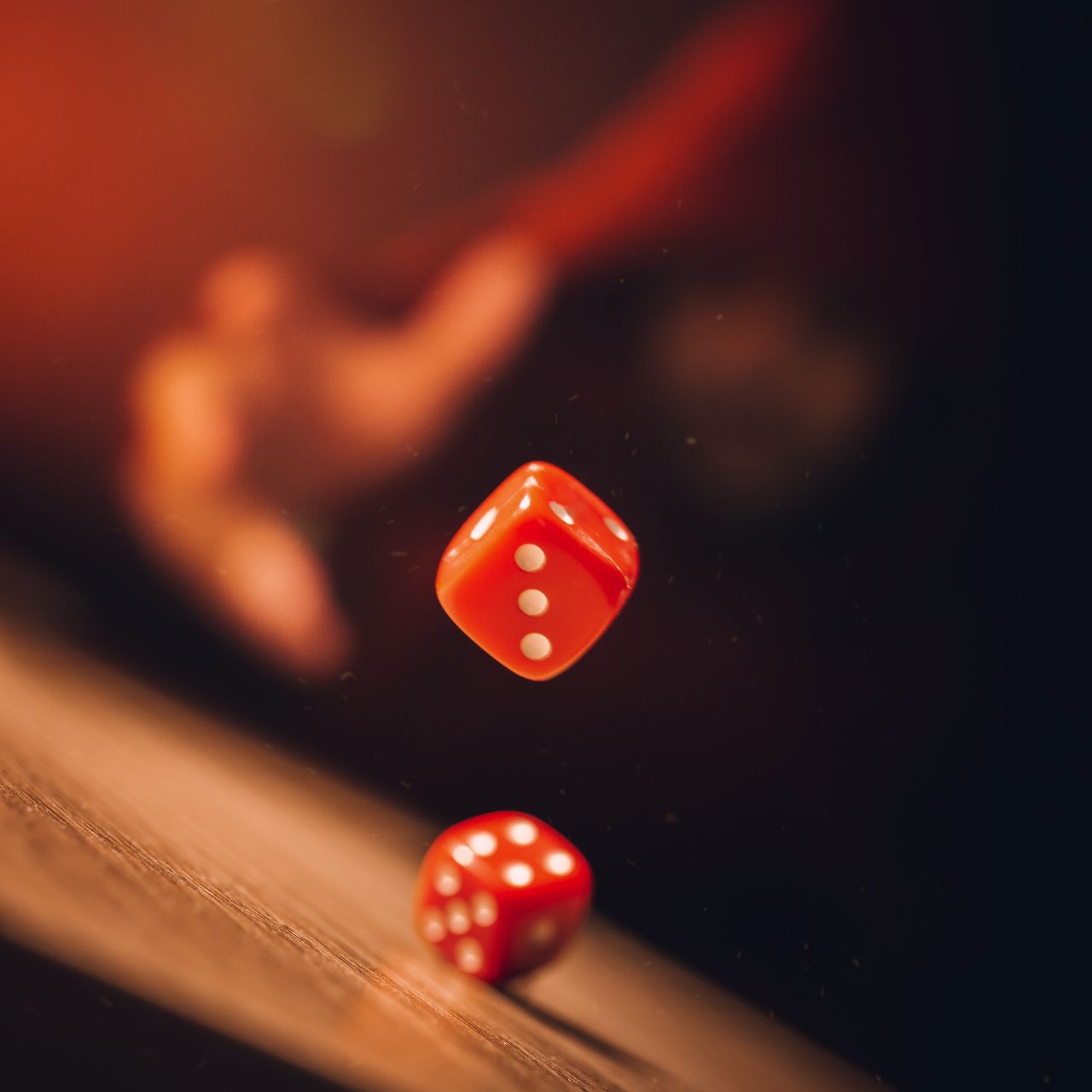 骰寶又稱大小、三粒骰遊戲，係一款基於機會嘅娛樂城賭博遊戲。玩家在桌上押注「大」、「小」、「三莊」、「單雙」等，下注方式非常多元。