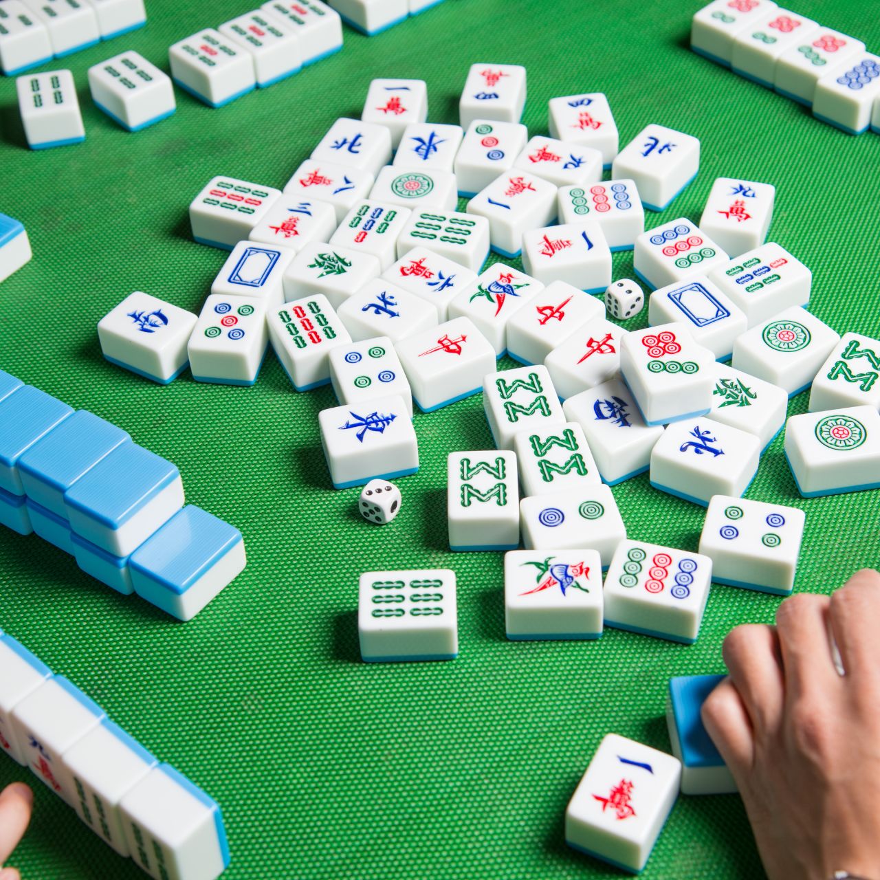 麻將係華人文化中極具代表性嘅娛樂遊戲，線上娛樂城亦提供多款麻將玩法，如港式、川麻、國標等。遊戲轉成網絡形式後，結合智能配桌與即時聊天功能，玩家可與其他真人玩家同場競技。